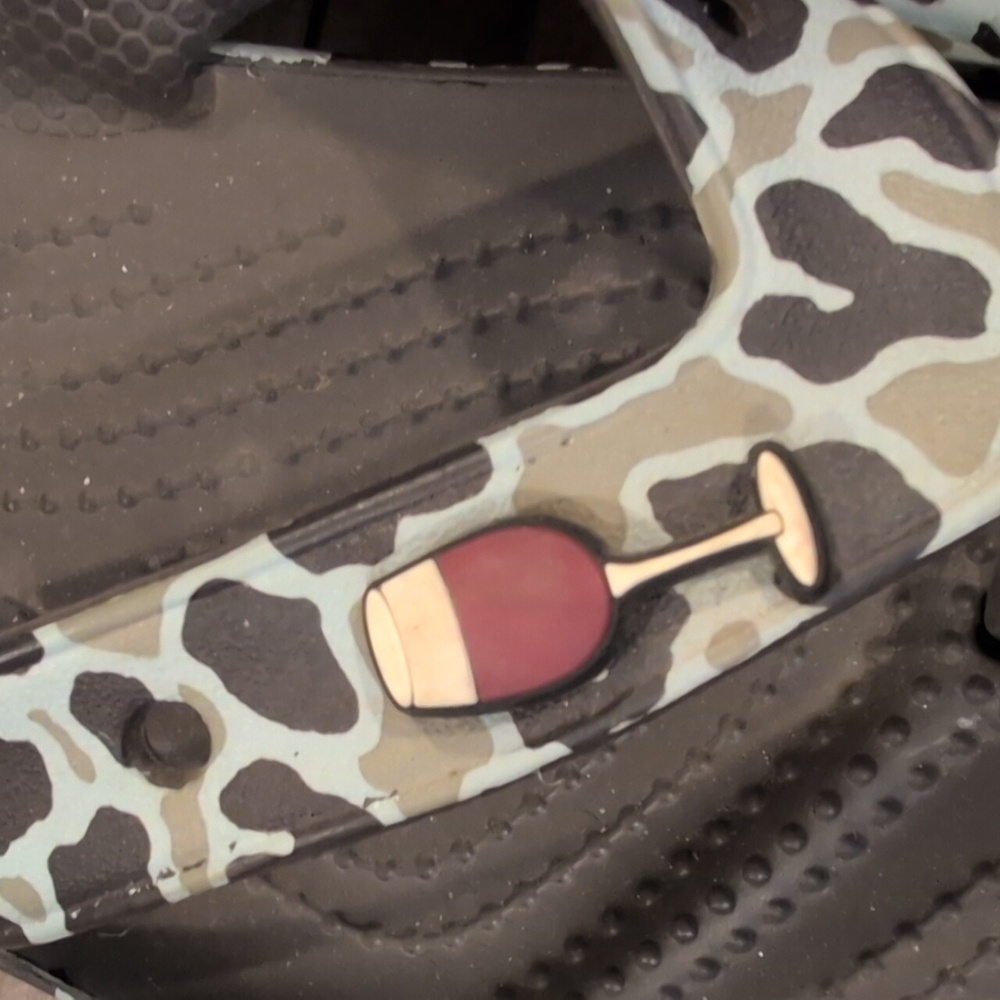 Women's Size 6 Leopard Print Croc Flip Flops - Picture 3 of 6
